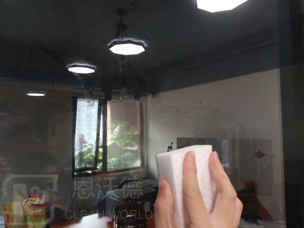 玻璃上的污漬怎用什么去除呢？玻璃上有水垢怎么辦？